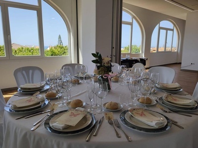 una mesa llena de platos y copas de vino - Celebraciones
