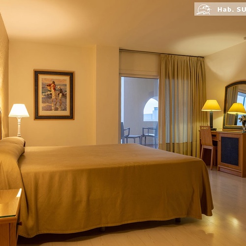 una habitación de hotel con una cama y una televisión