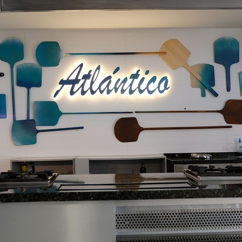 una cocina con la palabra atlántico en la pared