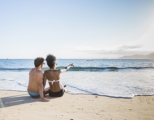 Funcionário e criança no playground