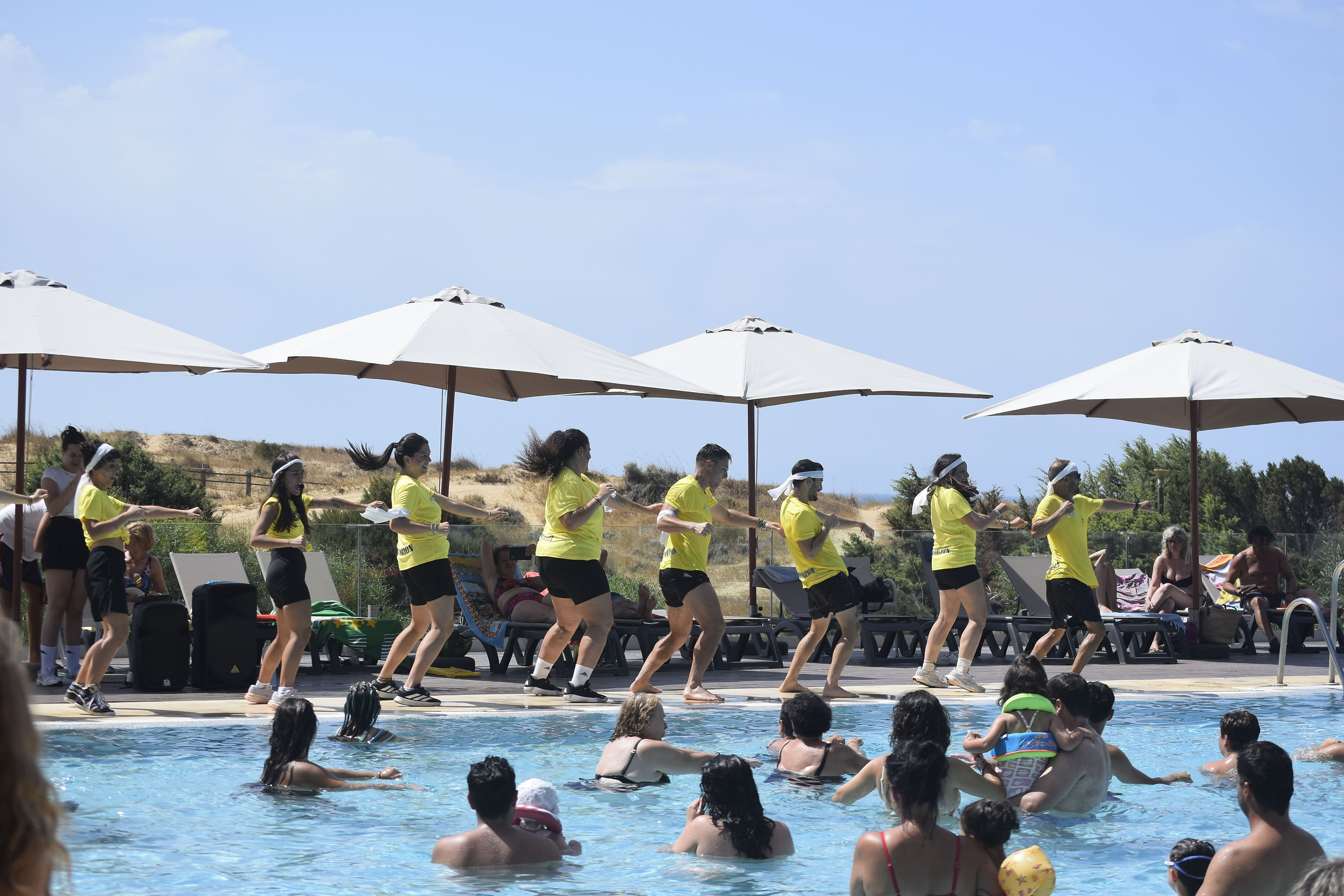 Disfruta de actividades en la piscina del Gran Hotel del Coto. Refréscate y diviértete.