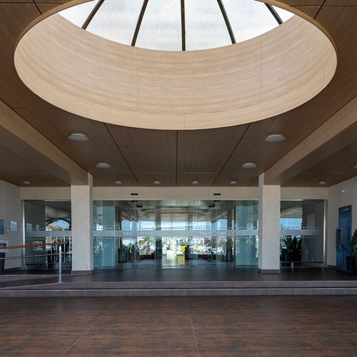 una puerta de vidrio que conduce a la entrada de un edificio