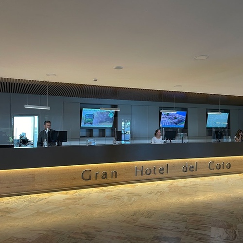 la recepción del gran hotel del coto está llena de gente