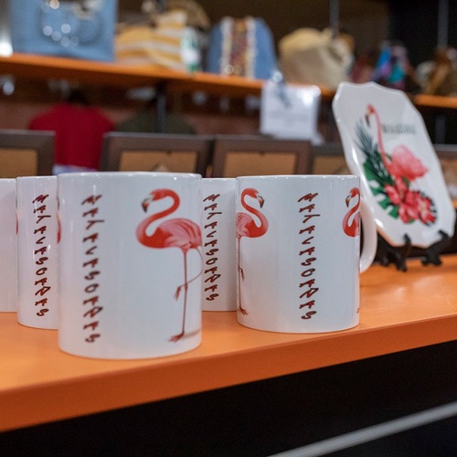 una fila de tazas blancas con un flamenco y la palabra flying boats