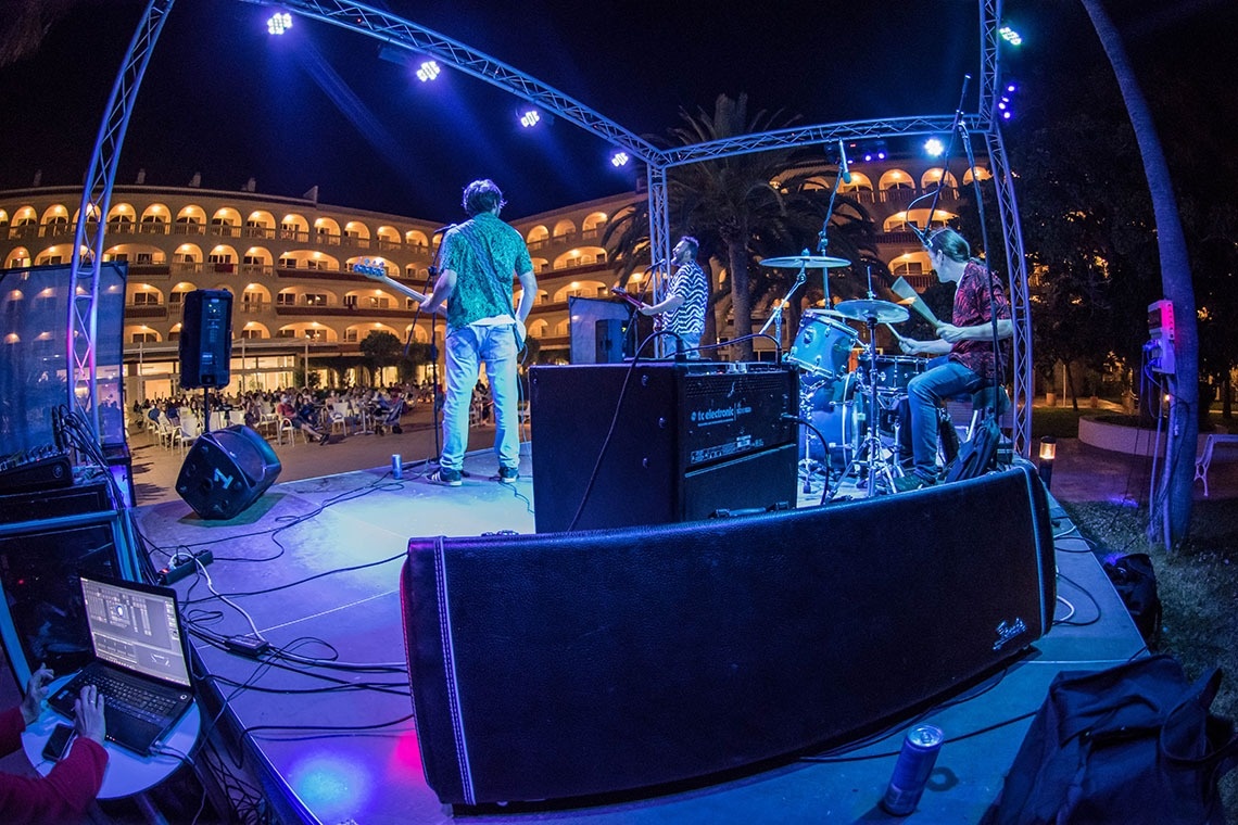 un grupo de músicos en un escenario con un amplificador fender