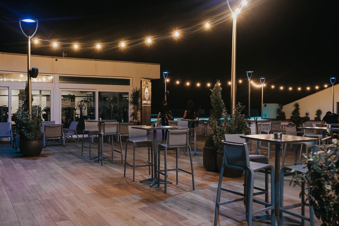 um restaurante com mesas e cadeiras ao ar livre à noite