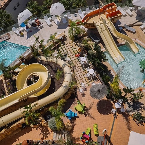 una vista aérea de un parque acuático con toboganes y piscinas