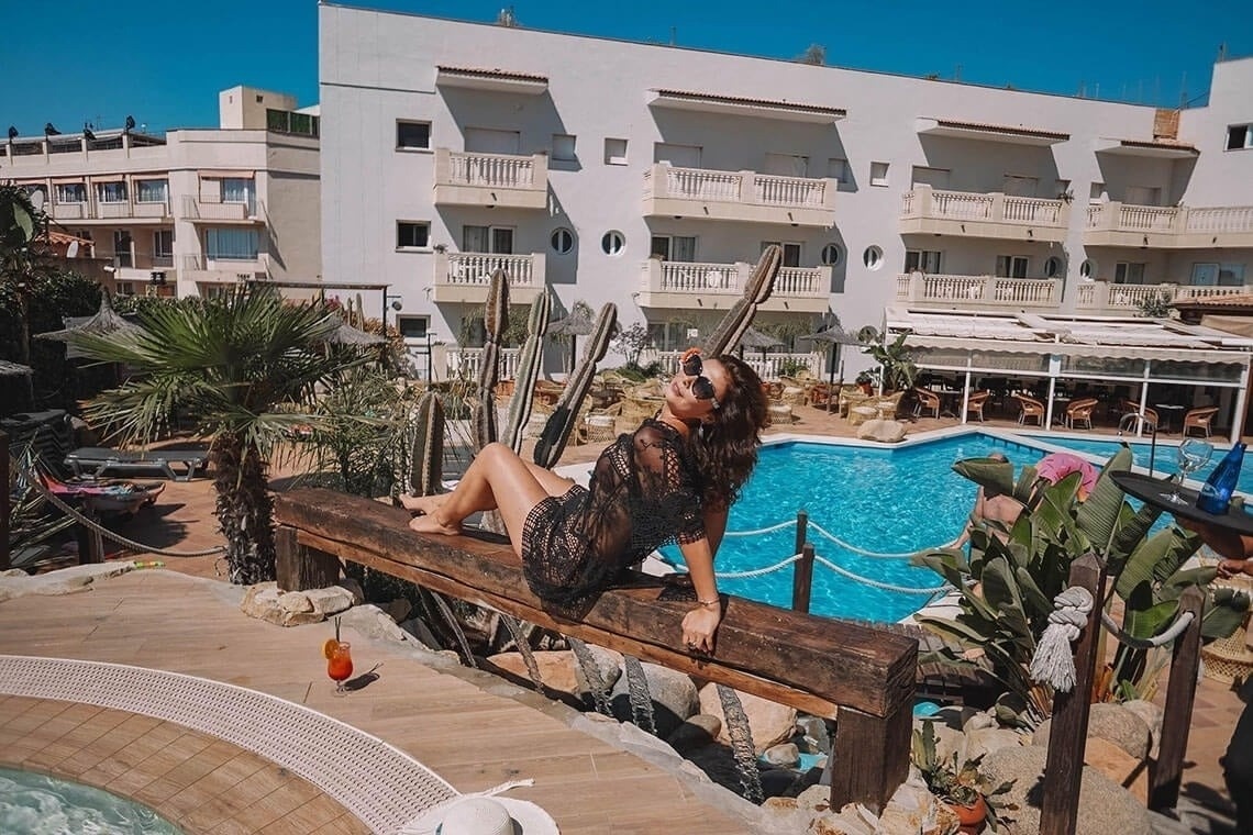 барная стойка с множеством бутылок и бокалов