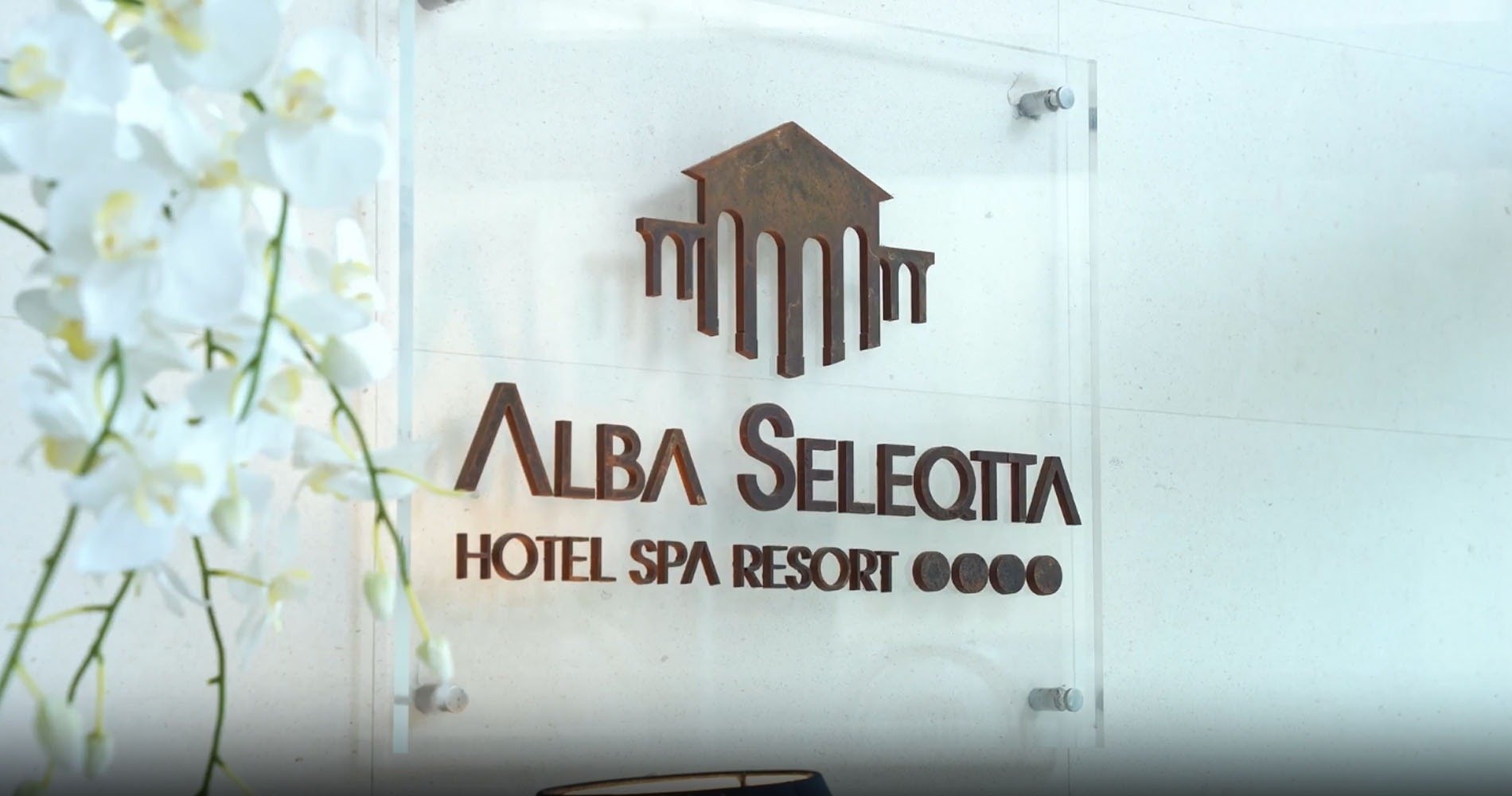 a white building with arched windows and a sign that says ' la palma ' on it