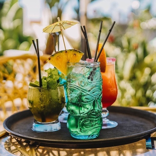 una bandeja con varios cócteles y un qr code