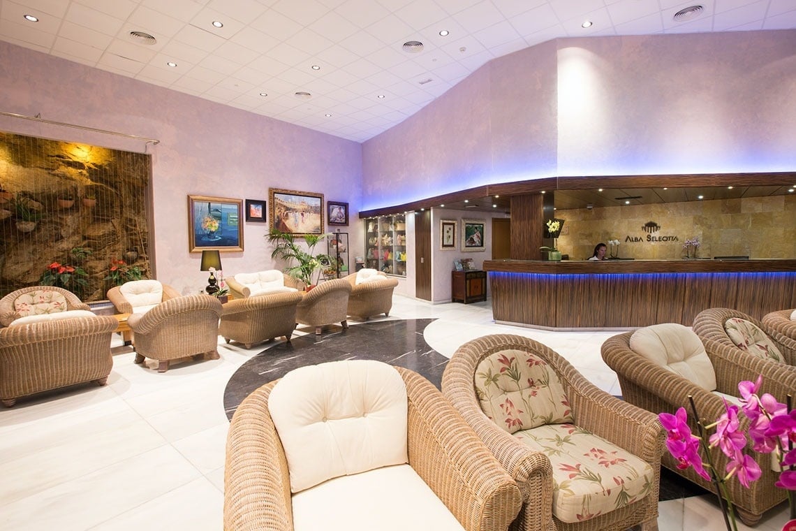 un saló de recepció d' un hotel amb cadires i una recepción