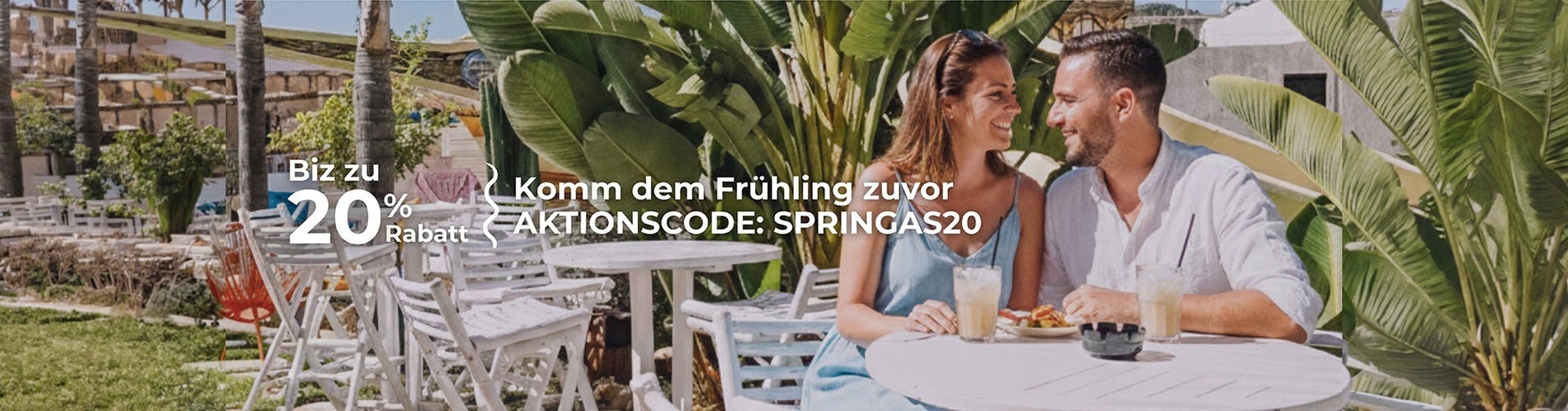 eine Luftaufnahme eines großen Swimmingpools