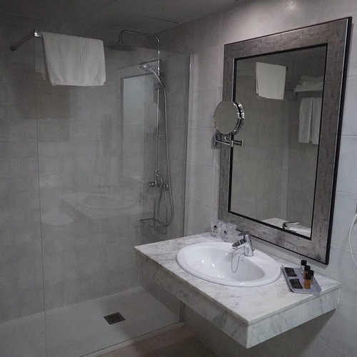 un cuarto de baño con un lavabo y un secador de pelo