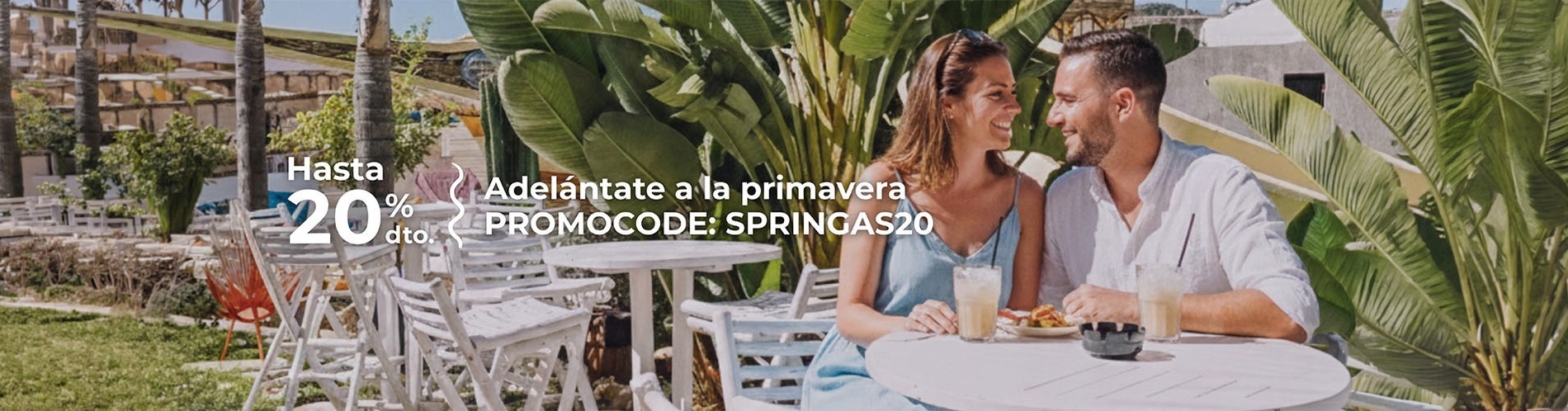 una vista aérea de una piscina rodeada de sillas y árboles