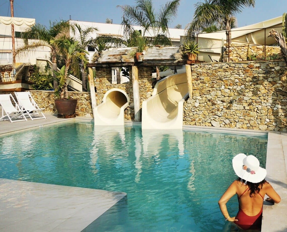 una piscina amb tobogans a l' arrière