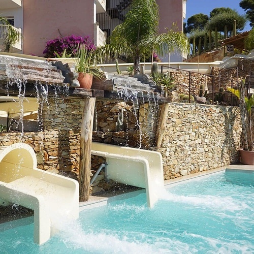 una piscina con dos toboganes y una cascada
