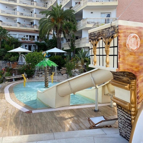 una piscina con un tobogán en forma de barco pirata