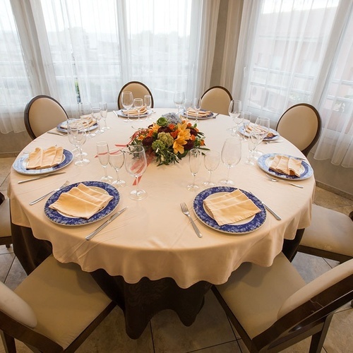 una mesa redonda con platos y copas sobre ella