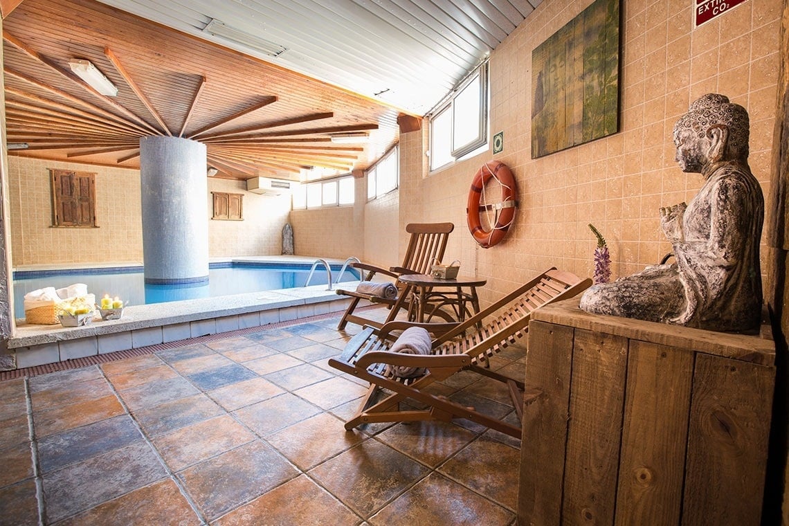 una habitación llena de mesas y sillas con vistas al océano