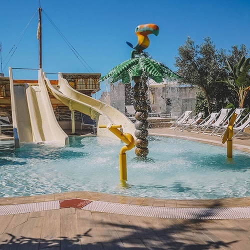una piscina con un tobogán en forma de barco pirata