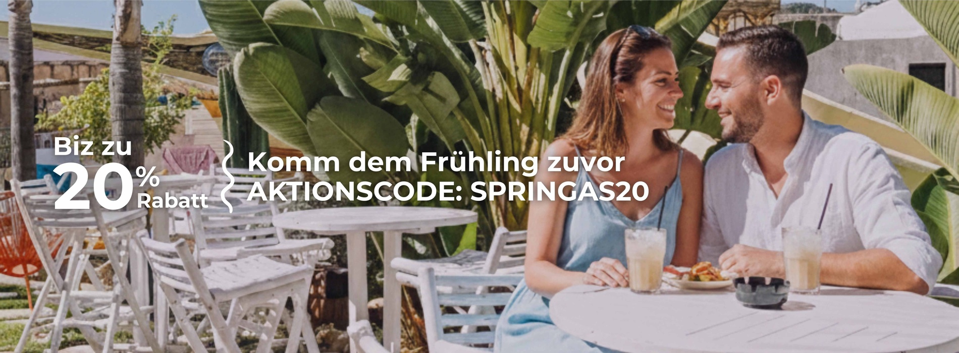 eine Luftaufnahme eines großen Swimmingpools