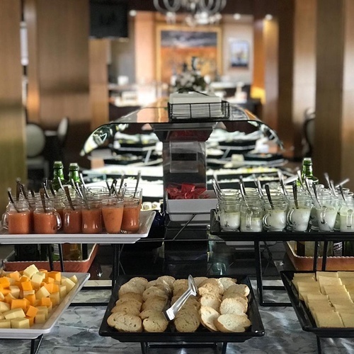 un buffet con varios platos de comida y bebidas