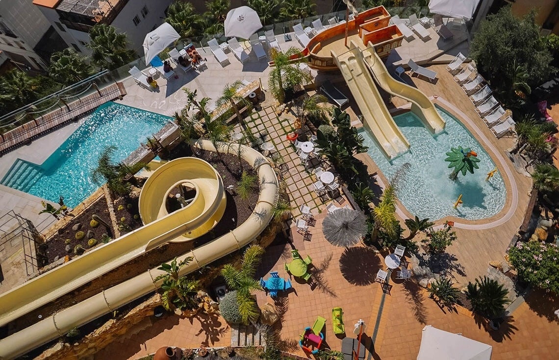 un riu d' aigua amb tobogans i piscines