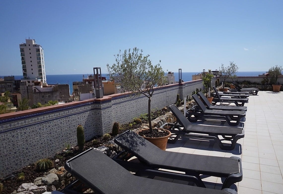 большая столовая с множеством столов и стульев