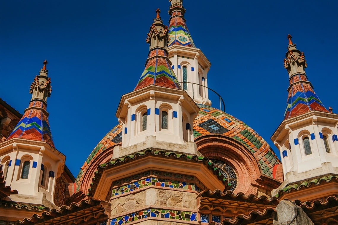 una piscina rodeada de mesas y sillas con vistas al océano