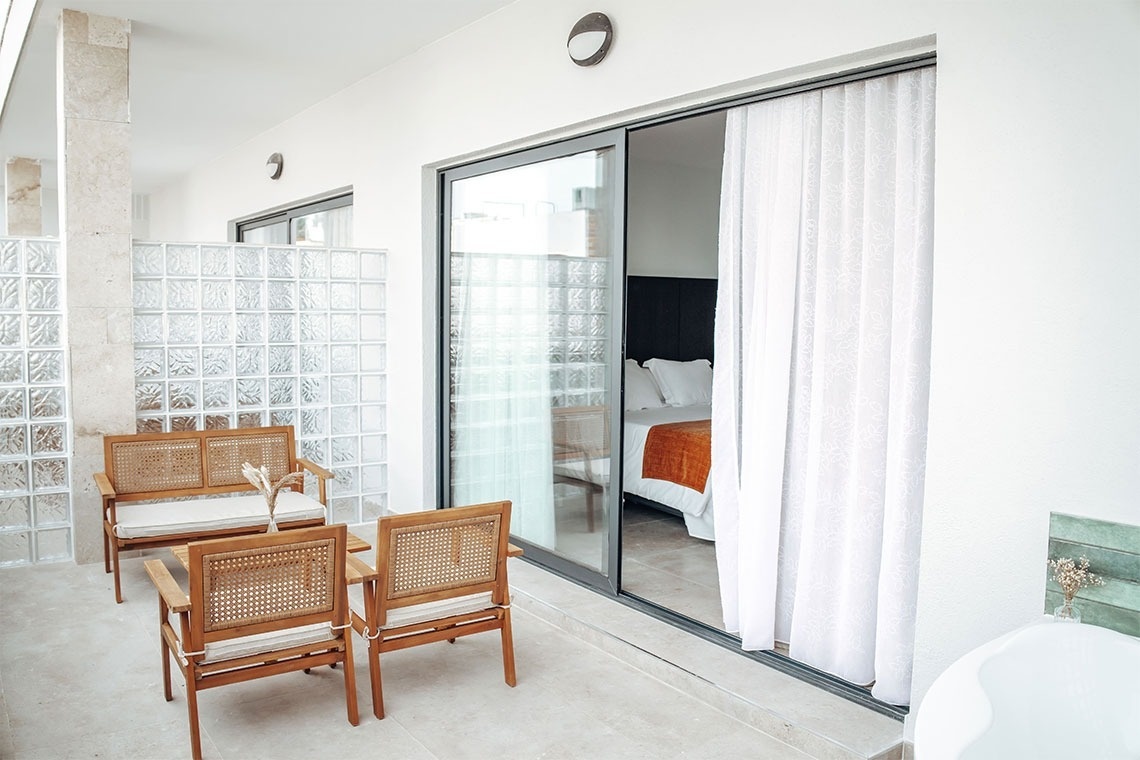 una habitación con una mesa y sillas junto a una ventana