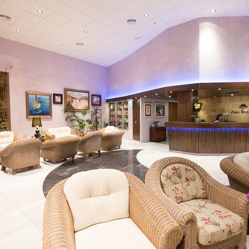 una sala de estar con sillas y un mostrador con la palabra alma blanca encima