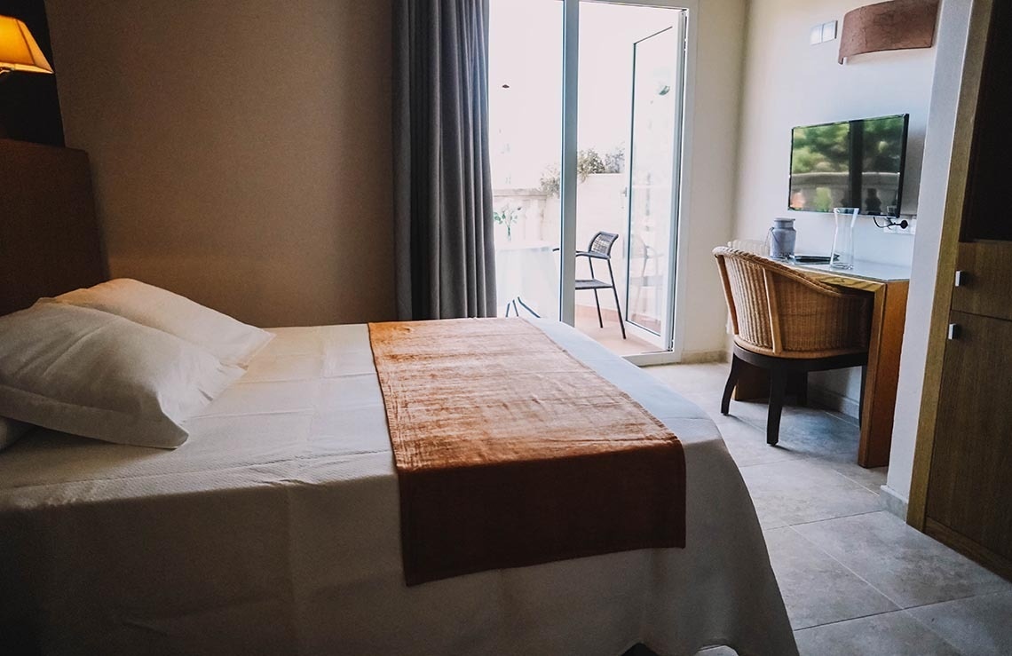 una habitación de hotel con una cama y una televisión