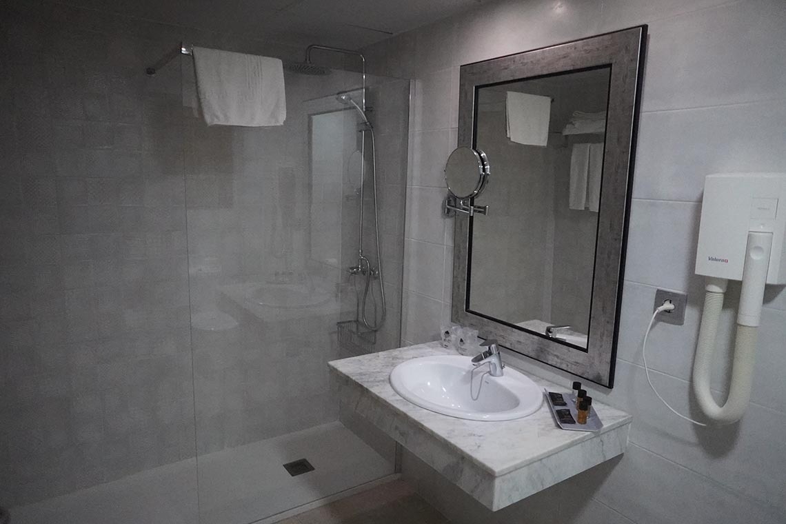 Un baño con un lavabo y un secador de pelo