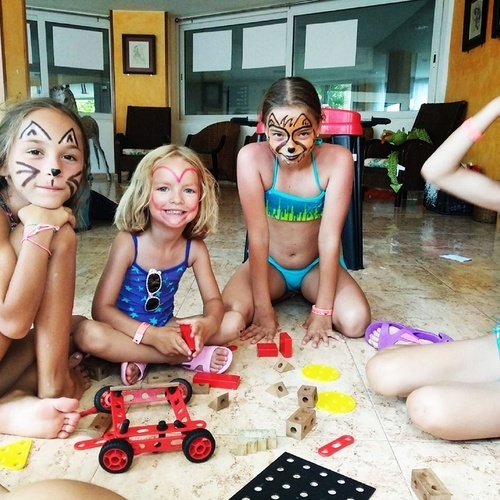 un grupo de niñas con sus caras pintadas de animales