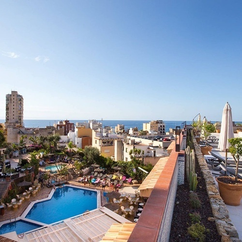 una vista aérea de una piscina en un hotel