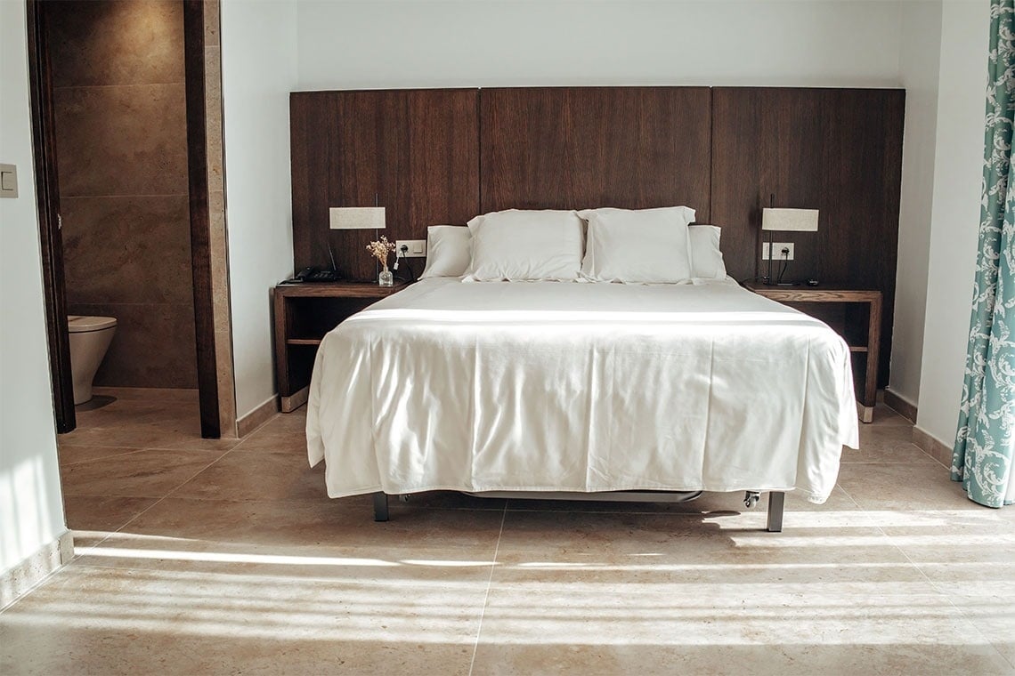 un balcony amb una mesa y sillas a l' aigua