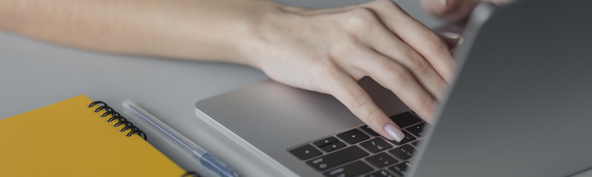 una persona està usant un lap top a una mesa
