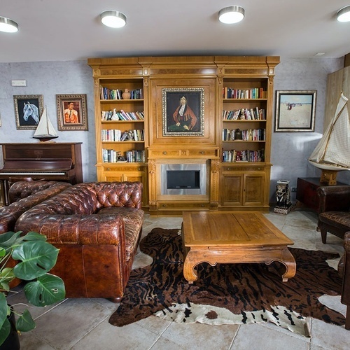 una sala de estar con muebles de cuero y una chimenea