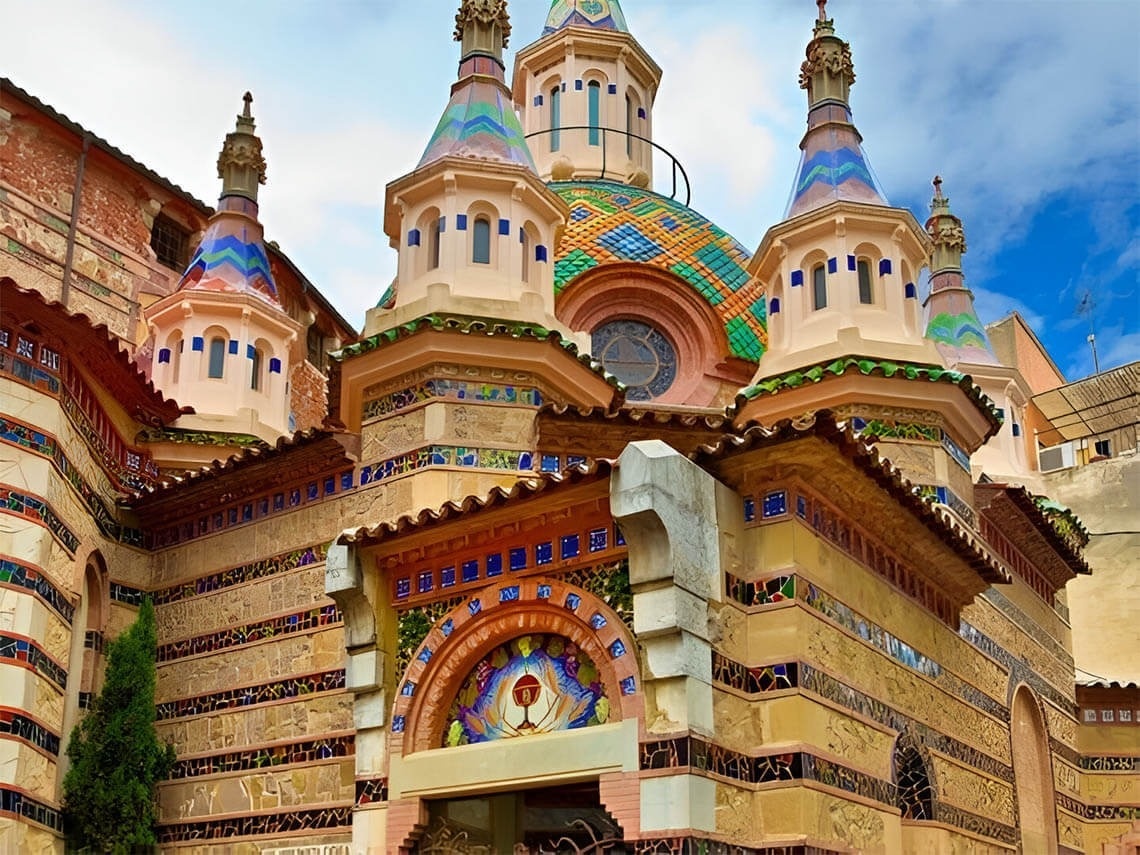 церковь с разноцветными куполами и мозаичным входом