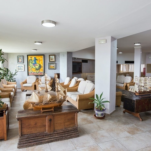 una sala de estar llena de muebles y una mesa de billar