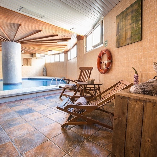 una estatua de buda se sienta junto a una piscina en un spa