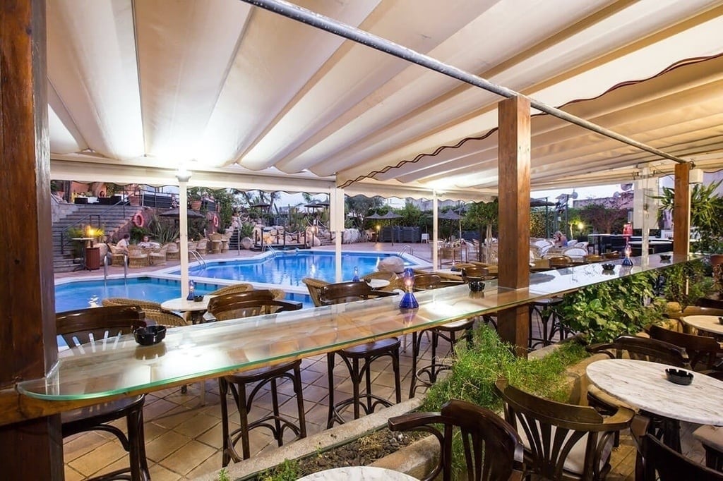 ein Restaurant mit vielen Tischen und Stühlen