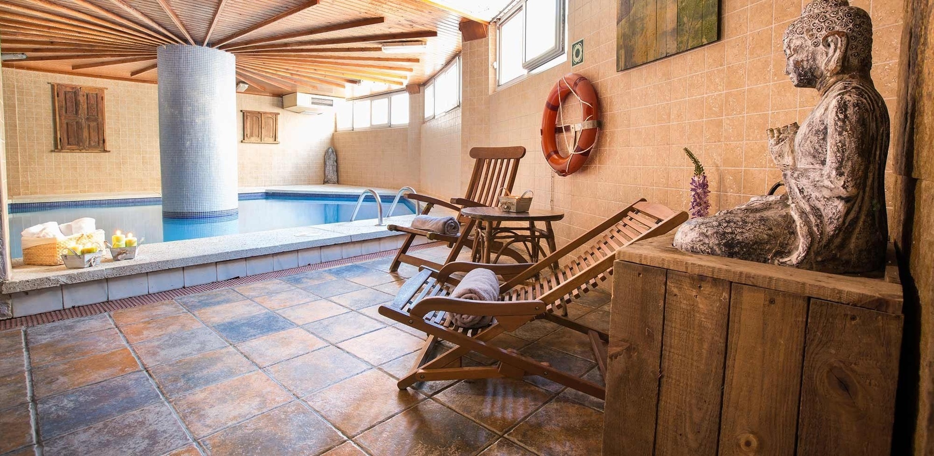 una vista aèria d' una piscina rodeada d' arbres i terrassas