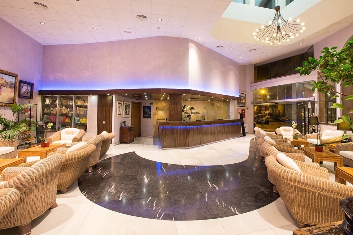 una habitación con dos camas y una silla