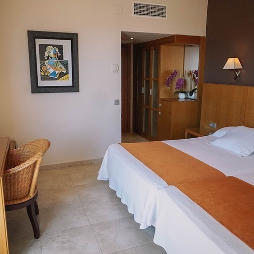 una habitación de hotel con dos camas y una televisión