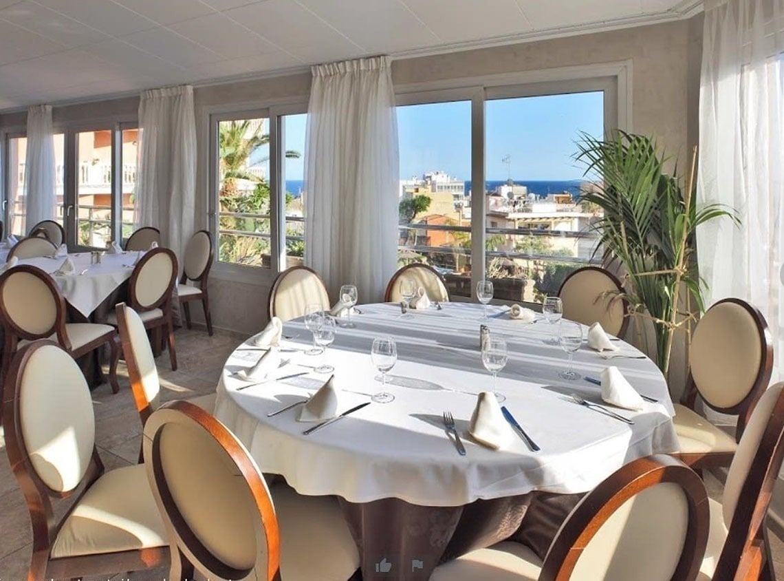 барная стойка с множеством бутылок и бокалов