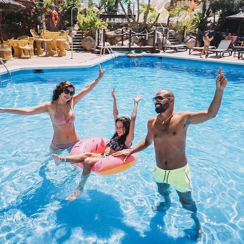 un hombre y una mujer se divierten en una piscina