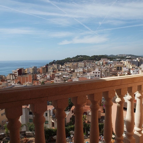 una vista de una ciudad y el océano desde un balcón