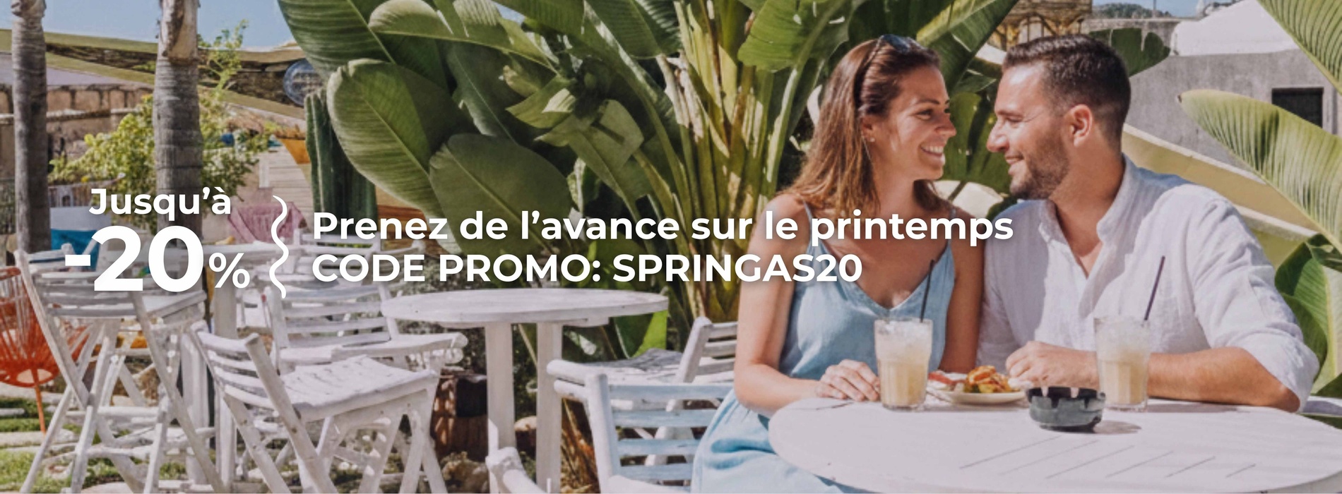 une vue aérienne d' une piscine entourée d' arbres et de chaises longues