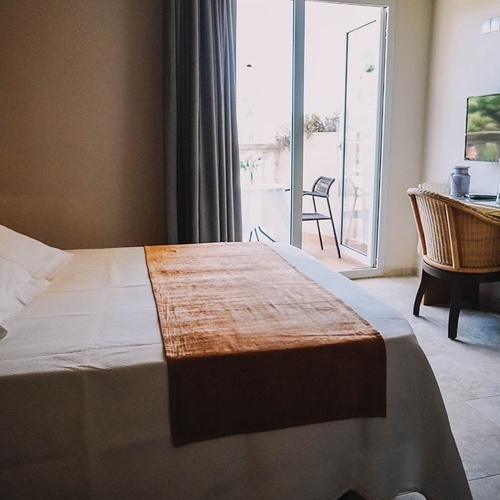 una habitación de hotel con una cama y una televisión